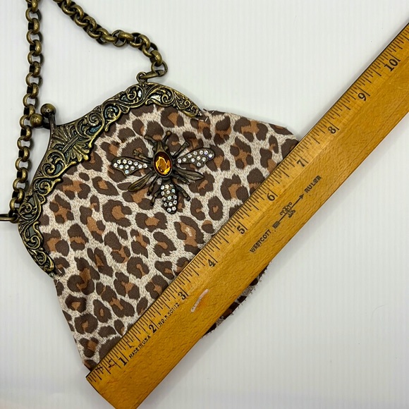 (1539) UNIQUE, Guess Small Leopard/Bee Clutch Purse, Vintage - Picture 7 of 7